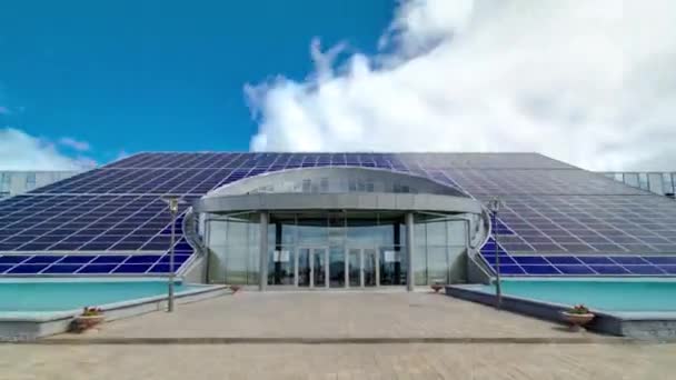 Солнечные панели на крыше здания с гиперлапсом — стоковое видео