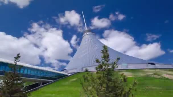 Khan Shatyr hiperlapso del timelapse en Astana, Kazajstán. Los residentes de la ciudad están caminando y descansando . — Vídeo de stock