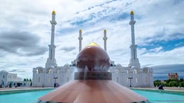 Eksterior masjid Nur Astana dengan air mancur di depan timelapse hyperlapse di Astana, Kazakhstan . — Stok Video