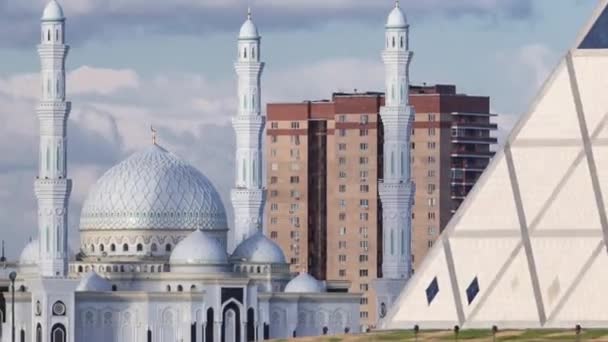 Centro Cultural y Mezquita Majestuosa Hazret Sultan en Astana timelapse — Vídeos de Stock