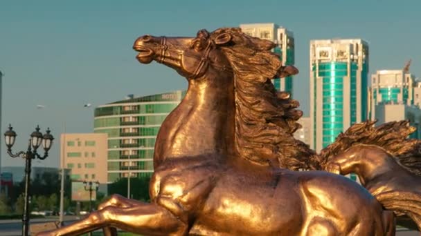 Красивые скульптуры лошадей с перерывом во времени перед зданием театра "Астана Опера" — стоковое видео