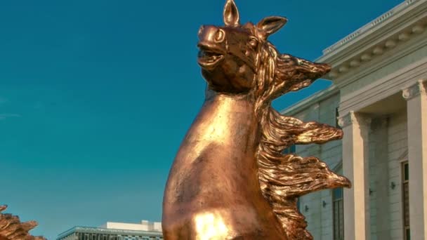 Piękne rzeźby konie timelapse hyperlapse przed Astana Opera Theater — Wideo stockowe