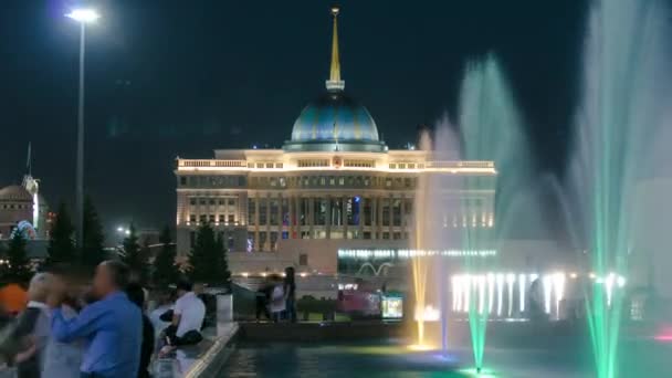 Water-Green Boulevard en horario nocturno. Palacio del Presidente en segundo plano. Nurzhol Boulevard es el bulevar nacional de Kazajstán — Vídeos de Stock