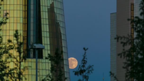 Ein platz vor ak orda mit altyn orda business center zeitraffer bei vollmond. — Stockvideo