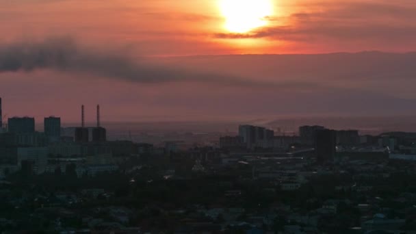 Erhöhter Blick mit Sonnenaufgang über das Stadtzentrum mit Staatsoper und Balletttheater und zentralem Geschäftsviertel Zeitraffer, Kasachstan, Astana — Stockvideo