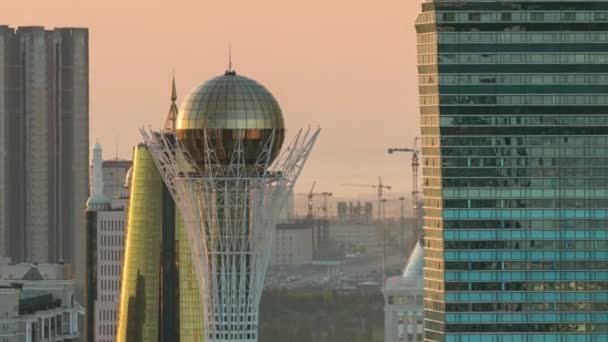 Vista da manhã elevada sobre o centro da cidade e o distrito central de negócios com bayterek Timelapse, Cazaquistão, Astana — Vídeo de Stock