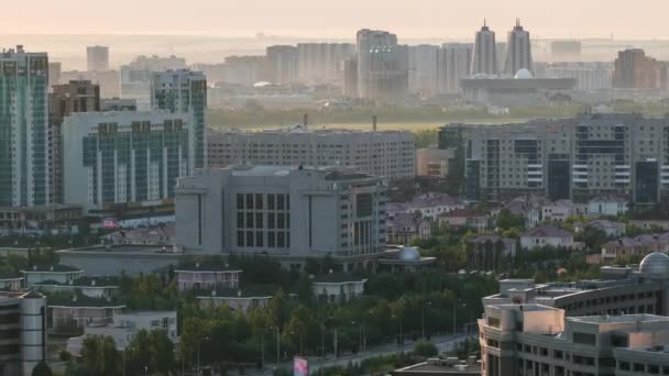 Verhoogde ochtend uitzicht over het centrum van de stad en de centrale zakenwijk Timelapse, Kazachstan, Astana — Stockvideo