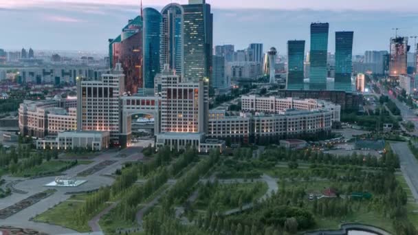Verhoogde uitzicht over het centrum van de stad en de centrale zakelijke district dag naar nacht Timelapse, Centraal-Azië, Kazachstan, Astana — Stockvideo