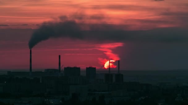 Pandangan meningkat saat matahari terbit di atas pusat kota dengan pipa rokok dan distrik bisnis pusat Timelapse, Kazakhstan, Astana — Stok Video