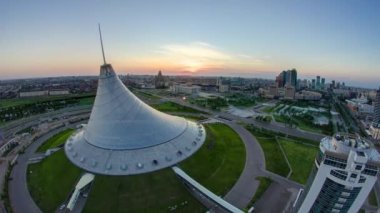 Han Shatyr ve merkezi iş bölgesine Timelapse, Kazakistan Astana şehir merkeziyle üzerinde gündoğumu ile yükseltilmiş görünümü