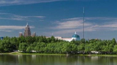 nehir Ishim timelapse, Bina, Bina, tratuar ve park ağaçlarda. Güneşli bir gün. Astana, Kazakistan
