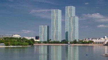 Yeşil nehir timelapse Astana içinde konut kompleksi modern Kuleli