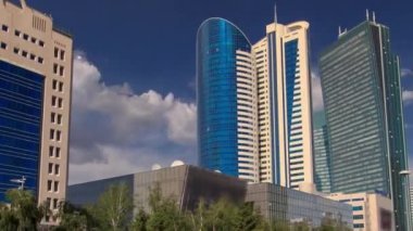 Nurzhol Bulvarı timelapse hyperlapse. Modern yeni ofis binası içinde Cumhuriyeti'nin başkentidir. Astana, Kazakistan.