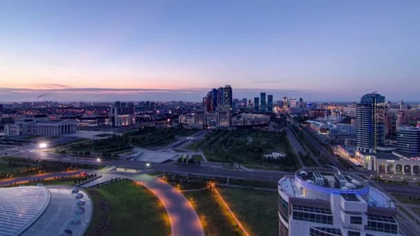 Vista aérea sobre o centro da cidade e o distrito central de negócios noite a dia timelapse, Cazaquistão, Astana — Vídeo de Stock