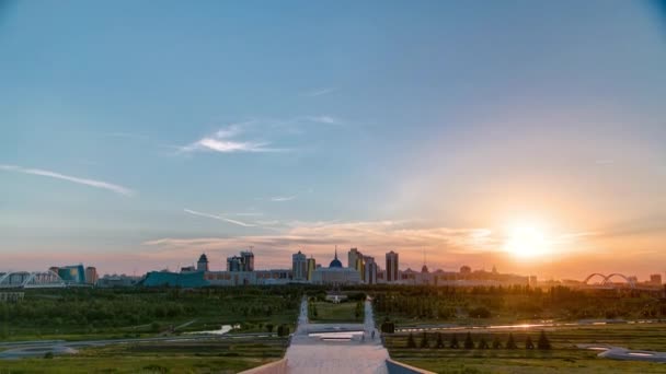 Panorama avec coucher de soleil de la ville d'Astana timelapse et la résidence des présidents Akorda avec parc — Video