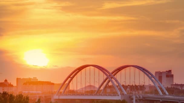 Zeitraffer bei Sonnenuntergang über der Brücke mit dem Transport und den Wolken im Hintergrund. Zentralasien, Kasachstan, Astana — Stockvideo