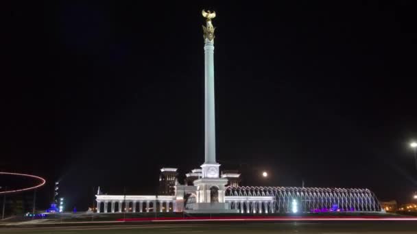 Stele monument Kazakh Eli with bird Samruk and Palace of Independence timelapse hyperlapse at night. — Stock Video