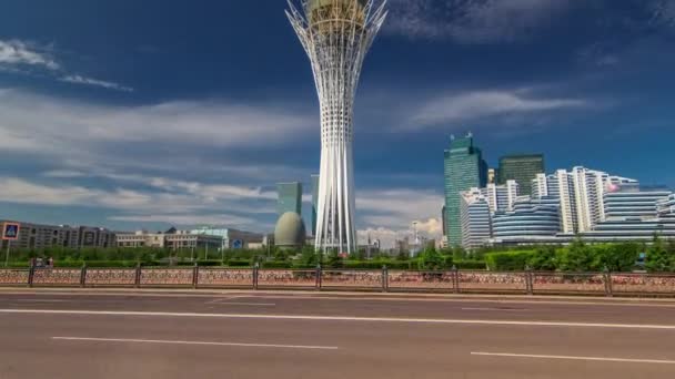 Bayterek timelapse hyperlapse Astana bir anıt ve Gözlem Kulesi var. Şehrin ana sembolü. — Stok video