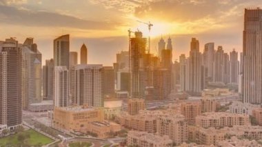 Dubais iş hangarı kuleleri, gün batımında hava saatinde. Bazı gökdelenlerin çatı manzarası