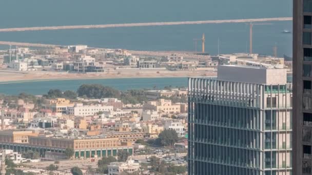 Вид с воздуха на жилые дома и виллы в Дубае, Объединенные Арабские Эмираты — стоковое видео