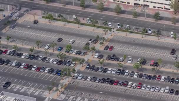 Velké parkoviště v blízkosti centra přeplněné mnoha vozy timelapse letecký pohled — Stock video