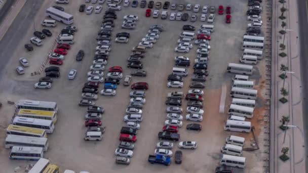 Grande estacionamento no centro da cidade lotado por muitos carros e ônibus timelapse vista aérea. — Vídeo de Stock