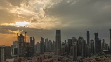 Dubai üzerinde gün batımı Şehir merkezinde en uzun gökdelen ve diğer kulelerle birlikte