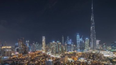 Dubai Şehir Merkezi, en yüksek gökdelen ve diğer kuleleri olan gece zaman çizelgesi.