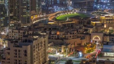 Gökyüzü manzarası, eski kasaba adasının geleneksel evlerini gösteriyor..