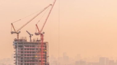 Vinçler yeni gökdelen zaman diliminin modern soyutlama sahasında çalışıyorlar