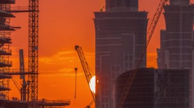 Dubais iş hangarı kuleleri, gün batımında hava saatinde. Bazı gökdelenlerin çatı manzarası