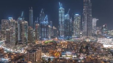 Dubai Şehir Merkezi, en yüksek gökdelen ve diğer kuleleri olan gece zaman çizelgesi.