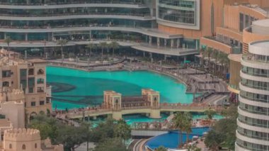 Dubai şehir merkezindeki fıskiyenin yanında bulunan alışveriş merkezinin dışı, Birleşik Arap Emirlikleri.