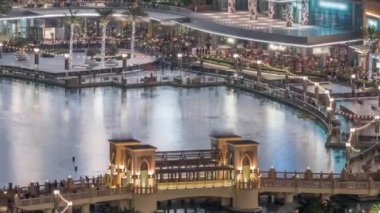 Dubai şehir merkezindeki çeşmenin yakınındaki alışveriş merkezinin dış tarafında, Birleşik Arap Emirlikleri 'nin hava sahasında.