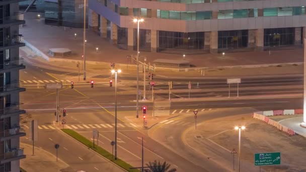 Vista aérea de la intersección con muchos transportes en tráfico y estacionamiento nocturno timelapse en Dubai Centro — Vídeo de stock