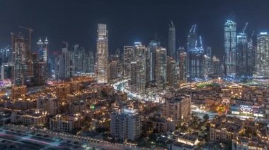 Dubais iş hangarı kuleleri hava gece zaman çizelgesi. Bazı gökdelenlerin çatı manzarası