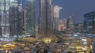 Dubai Şehir Merkezi, gece gündüz, en yüksek gökdelen ve diğer kulelerle dolu.