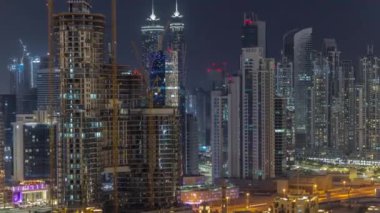 Dubais iş hangarı kuleleri hava gece zaman çizelgesi. Bazı gökdelenlerin çatı manzarası