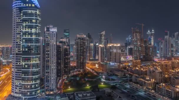 Dubais torres de la bahía de negocios noche aérea timelapse. Vista desde la azotea de algunos rascacielos — Vídeos de Stock