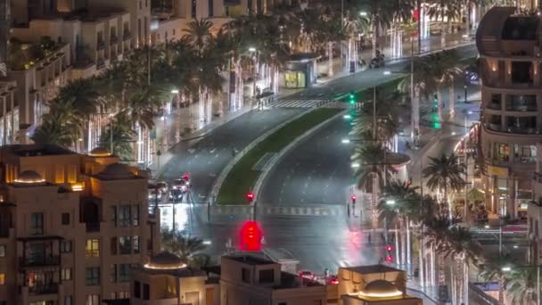 Intersección tráfico noche timelapse en Mohammed Bin Rashid Boulevard curvas entre los muchos rascacielos iluminados y torres — Vídeos de Stock