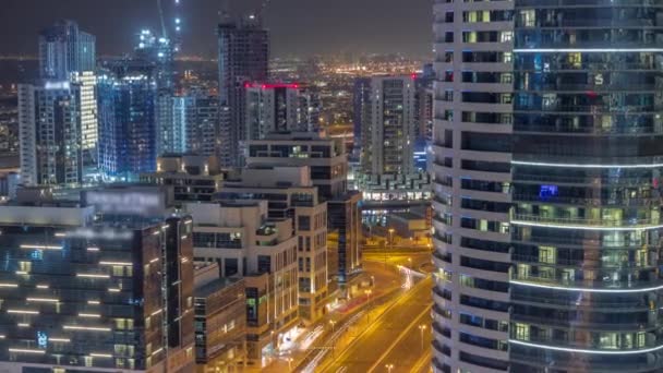 Dubais business bay torent luchtfoto nachtelijke tijdspanne. Dakzicht op enkele wolkenkrabbers — Stockvideo