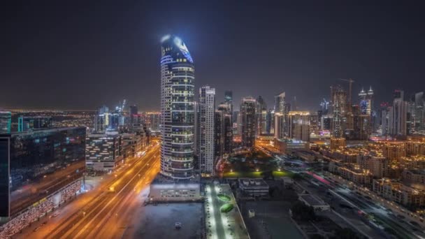 Panorama mostrando Dubais torres de baía de negócios aéreo noite timelapse. Vista para o telhado de alguns arranha-céus — Vídeo de Stock