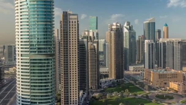 Dubais üzleti öböl tornyok légi reggeli időeltolódás. Tetőtéri kilátás néhány felhőkarcoló — Stock videók