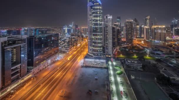 Dubais business bay torres aéreas noite timelapse. Vista para o telhado de alguns arranha-céus — Vídeo de Stock