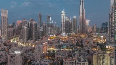 Dubai Şehir Merkezi, gece gündüz, en yüksek gökdelen ve diğer kulelerle dolu.