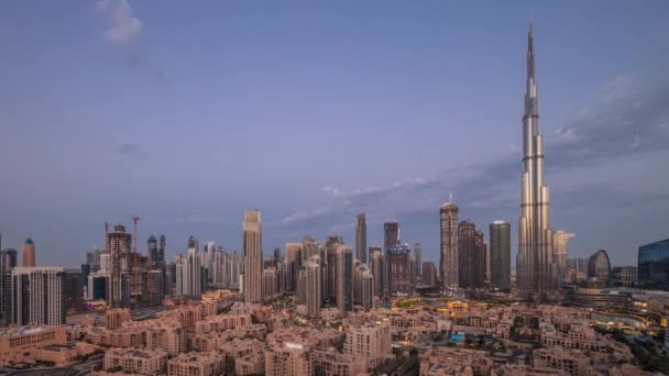 Dubai Downtown Nacht zu Tag Zeitraffer mit höchstem Wolkenkratzer und anderen Türmen — Stockvideo