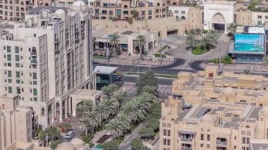 Gökyüzü manzarası yukarıdan eski kasaba adasının geleneksel evlerini gösteriyor..