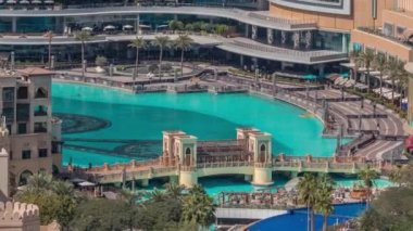 Dubai şehir merkezindeki fıskiyenin yanında bulunan alışveriş merkezinin dışı, Birleşik Arap Emirlikleri.