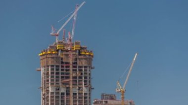 İnşaat halindeki çok katlı binalar ve vinçler zaman ayarlı