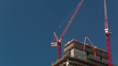 İnşaat halindeki çok katlı binalar ve vinçler zaman ayarlı